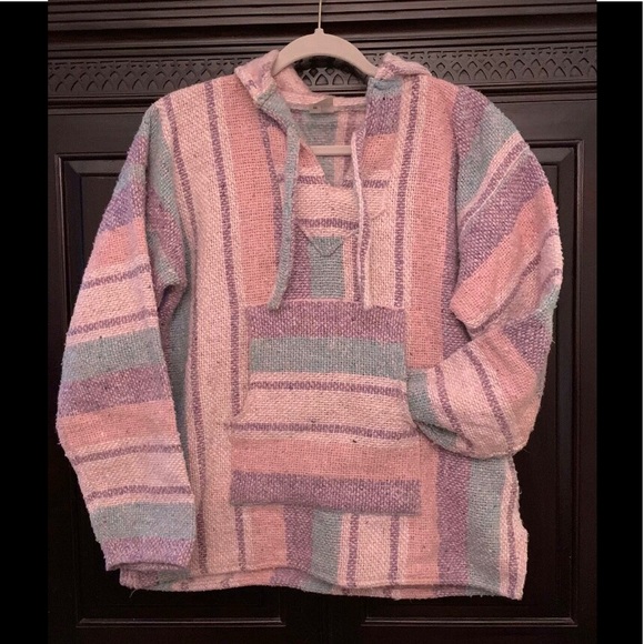Artesanias Cuamatzi Sweaters - Pretty pink striped hooded sweater.